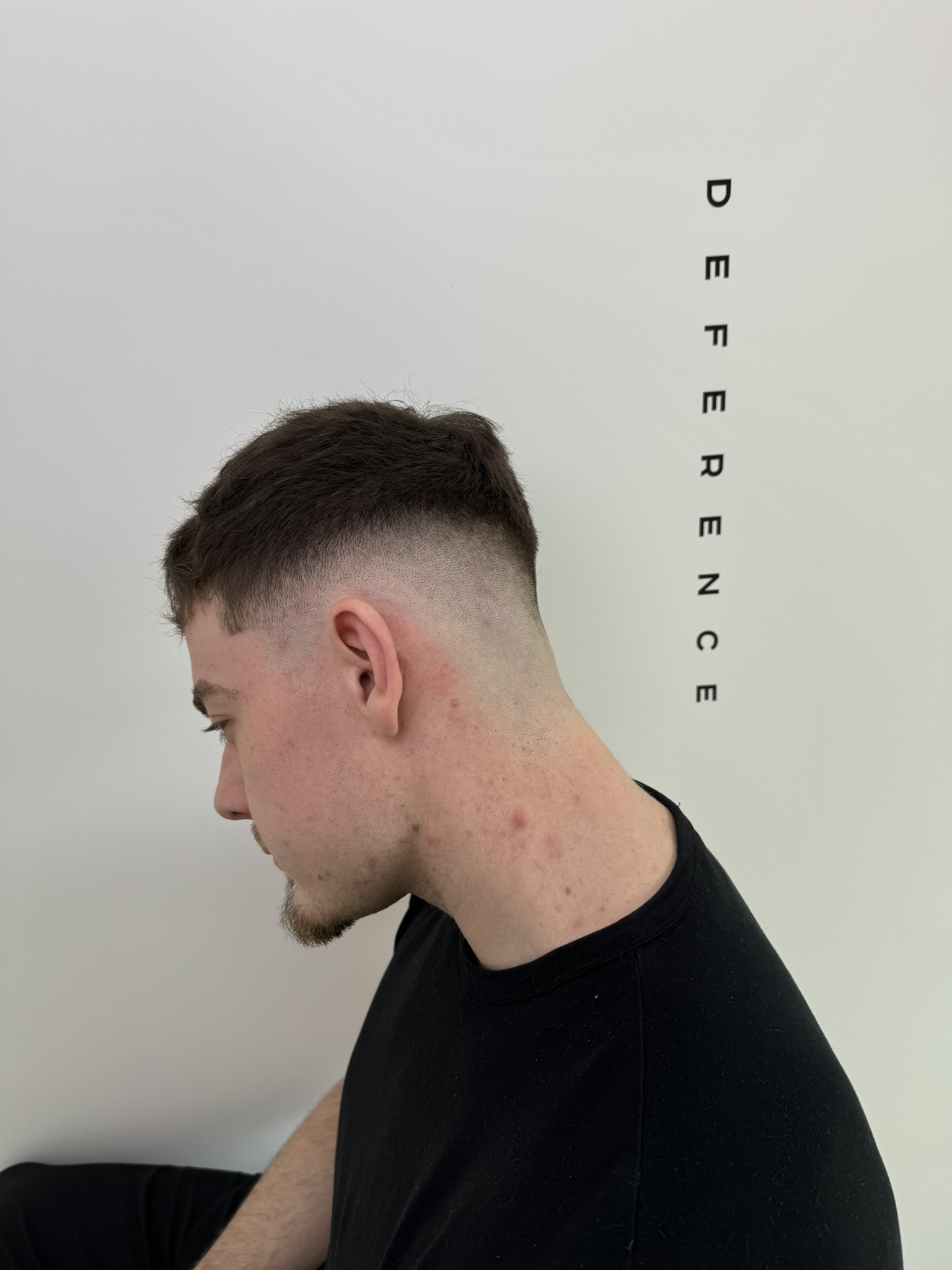 Textúrált férfi hajvágás fade-del a Deference Barbershopban